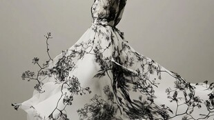 黑白花卉长裙飘逸之美