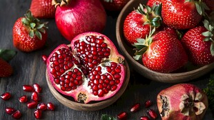 新鲜草莓与石榴的诱人组合