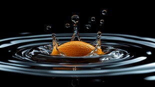 橙子入水溅起美丽水花