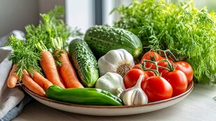 新鲜多样蔬菜摆放在盘中