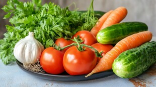 新鲜多样蔬菜摆放在盘中