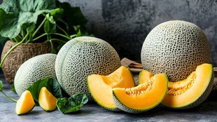 新鲜哈密瓜展示 果肉金黄
