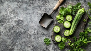 石板上的西葫芦与新鲜香草