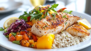 香煎鱼配多彩蔬菜与谷物