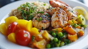 烤虾配多彩蔬菜与米饭