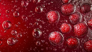 红底泡中覆水珠的树莓