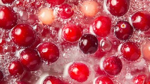 蔓越莓在气泡水中的美丽瞬间