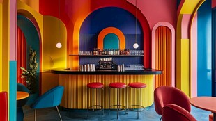 多彩绚丽的时尚酒吧空间