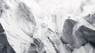 灰白嶙峋岩石纹理特写