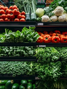 超市货架上的多彩新鲜蔬菜