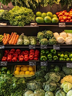 超市里琳琅满目的新鲜蔬菜