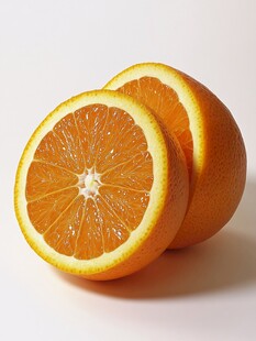 两半鲜橙展现饱满果肉