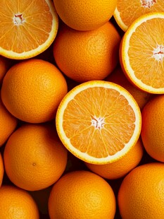 新鲜饱满的橙子堆叠图