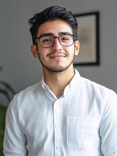 戴眼镜的微笑男士肖像