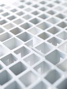白色网格结构特写