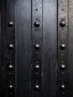 复古铆钉金属门板特写