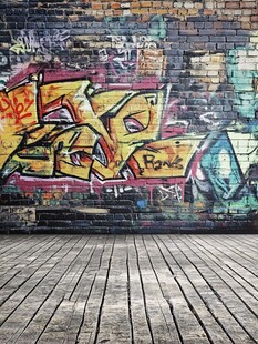 涂鸦砖墙下的木质空间