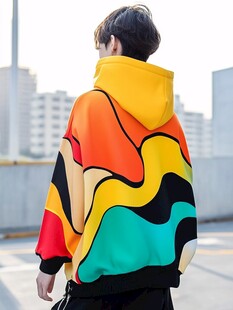 多彩连帽卫衣男士背影