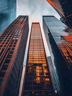 都市高楼间的光影魅力