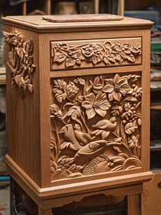 精美木雕花卉图案柜子