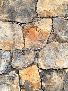 古朴石块砌成的斑驳石墙