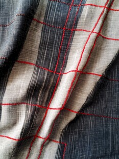 格子布料上的红色缝线