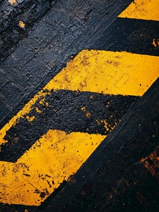 路面警示条纹特写