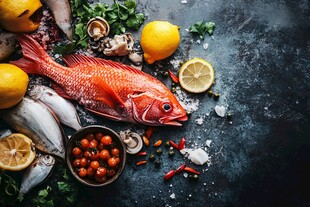 新鲜海鱼及多样食材组合