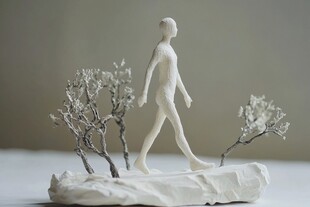 行走人物黏土雕塑艺术品