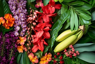 缤纷花卉与香蕉的自然组合