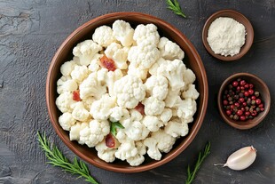 碗中花椰菜配香料与佐料