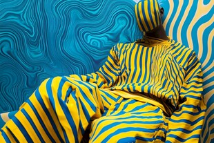 条纹服饰人物的潮流造型