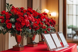 红玫瑰桌花与展示牌布置