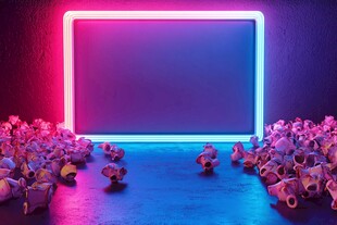 霓虹灯下的玩具奇妙场景