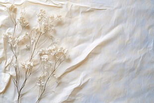 干花置于褶皱布上的景致