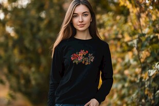 秋日女子身着花卉图案卫衣