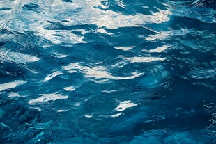 波光粼粼的蓝色水面