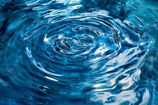 蓝色水面上的美丽涟漪