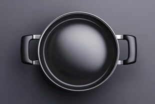 黑色双耳锅的简约特写
