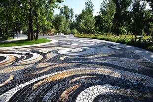 彩色马赛克图案的公园步道