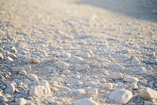 阳光下的碎石路面