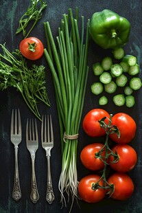 新鲜蔬菜与复古餐具组合