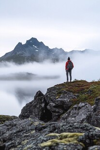 人立山巅赏云雾缭绕美景