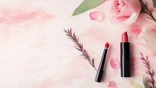 浪漫花卉旁的精致口红