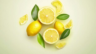 新鲜柠檬与绿叶的清新组合