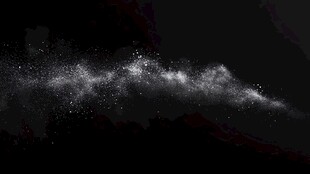 黑色背景下的飞扬粉末