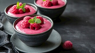 美味树莓慕斯 清新摆盘