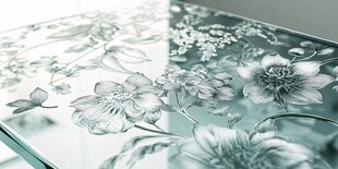 玻璃上的精美花卉浮雕图案