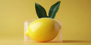 柠檬置于透明方块上的清新画面