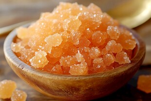 木碗中的晶莹橙色冰糖粒